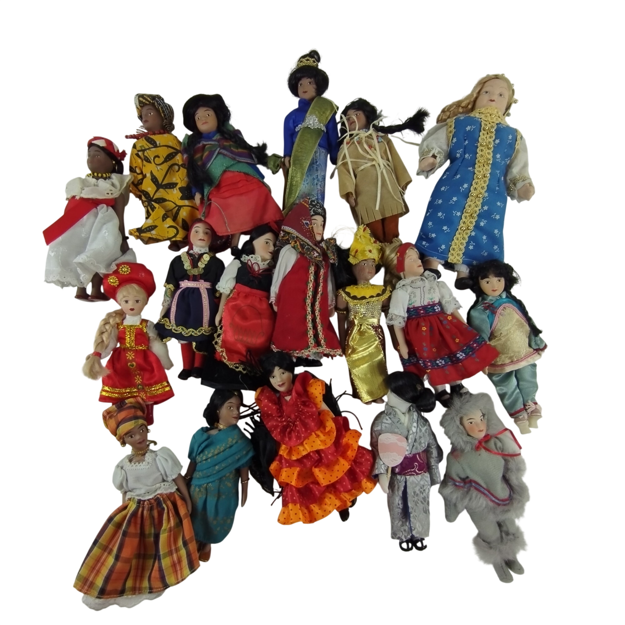 Poupées en porcelaine, ensemble de 18 poupées traditionnelles de plusieurs continents Très bon état -  reconditionné disponible sur Label Emmaüs
